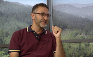 Bassam Adranly, que era comunista e ateu, se converteu após duas semanas sonhando dia e noite com Jesus. (Foto: Revive Israel TV)