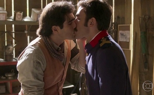 Luccino (Juliano Laham) e Otávio (Pedro Henrique Müller) se beijam em Orgulho e Paixão. (Foto: Divulgação/TV Globo)