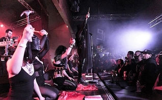 Satanistas participam de cerimônia pagã, nos Estados Unidos. (Foto: Reprodução)