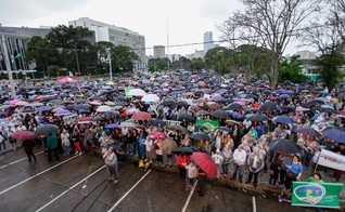 Manifestantes se reuniram em frente ao Palácio Iguaçu, no Centro Cívico de Curitiba. (Foto: Fernando Zequinão/Gazeta do Povo)