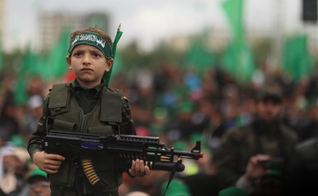 Durante os ataques, as crianças são usadas pelos terroristas palestinos como escudos humanos e alvos militares. (Foto: Israel Resource Review)