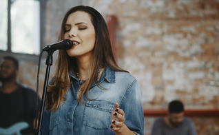Heloisa assina a nova composição com o produtor musical Hananiel Eduardo. (Foto: Divulgação).