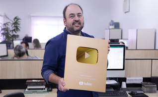 Ricardo Carreras, CEO da gravadora Musile Records, segura a placa de 1 milhão de seguidores do canal do YouTube. (Foto: Divulgação).