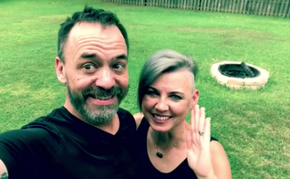 Jason Lee anunciou a cura do câncer ao lado de sua esposa, Regina. (Foto: Reprodução/Instagram)