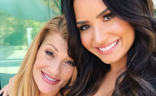 Dianna De La Garza ao lado da filha, a cantora Demi Lovato. (Foto: Dianna De La Garza)