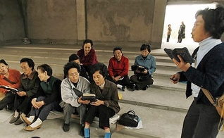 Na Coreia do Norte, os cidadãos são proibidos até mesmo de ter uma Bíblia ou manter amizade com algum cristão. (Foto: Express)