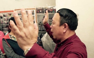 Pastor de igreja doméstica lidera momento de oração, na China. (Foto: ABC News)