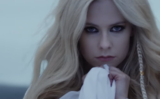 Avril Lavigne contou que começou a compor a canção após clamar a Deus por ajuda durante sua luta contra a doença. (Foto: Reprodução)
