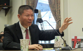 Reverendo Bob Fu, ex-líder chinês de igrejas domésticas que imigrou para os Estados Unidos em 1997 e fundou a organização chinesa China Aid. (Foto: The Christian Post).