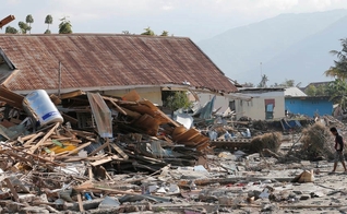 Cerca de 59.000 pessoas podem estar desabrigadas após o terremoto seguido de um tsunami, que atingiu a Indonésia na última sexta-feira. (Foto: Tatan Syuflana/AP)