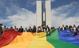 Os candidatos do PT, PSOL e PDT assinaram a Plataforma LGBTI+ Eleições 2018. (Foto: Reprodução)