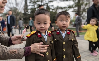 Crianças são doutrinadas pela ditadura da dinastia Kim na Coreia do Norte. (Foto: Sputnik)