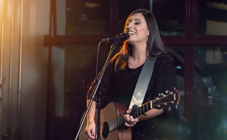 Thaiane Seghetto alcançou popularidade nas redes sociais gravando covers de músicas gospel no YouTube. (Foto: Divulgação).