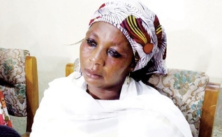 Rebecca Sharibu, mães da menina capturada Leah Sharibu. (Foto: Reprodução).