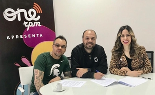 A cantora Nãna Shara fechou contrato com a ONErpm Gospel na última sexta-feira (5). (Foto: Divulgação).