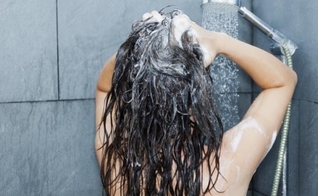 Aproveite o banho para cuidados com cabelo e pele. (Foto: Divulgação)