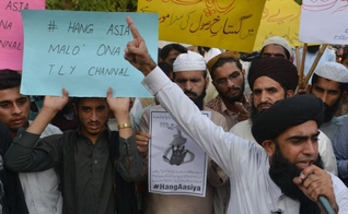 Muçulmanos pedem o enforcamento de Asia Bibi. (Foto: Herald Sun)