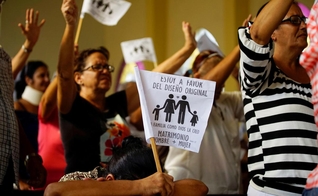 Cristãos cubanos acenam bandeiras com a frase: "Sou a favor do desenho original. A família como Deus a criou. Casamento entre homem e mulher”. (Foto: Reuters/Alexandre Meneghini)
