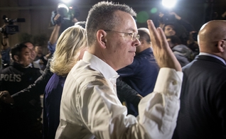 Pastor Andrew Brunson no Aeroporto Internacional de Izmir, após ser libertado de prisão na Turquia. (Foto: Chris McGrath/Getty Images)