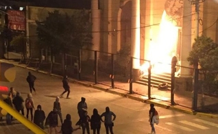 Ataque com coquetel molotov contra prédio da prefeitura de Trelew. (Foto: Imprensa da Polícia de Chubut)