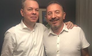 Soner Tufan (direita), membro do conselho da Associação de Igrejas Protestantes na Turquia, com Andrew Brunson na noite de sua libertação. (Foto: Reprodução).