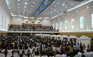 Centenas de pessoas em culto na Catedral de Nosso Senhor Jesus Cristo em Luanda, Angola. (Foto: Estelle Maussion/AFP/Getty Images)