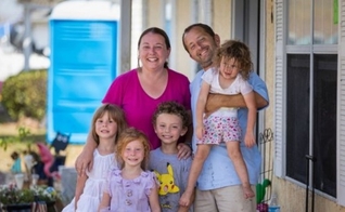 Will, Stephanie e seus quatro filhos sobreviveram a um furacão, após clamarem a Deus durante a catástrofe. (Foto: SAMARITAN'S PURSE)