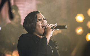 Jéssica Augusto atua como vocalista no cenário gospel desde a adolescência. (Foto: Divulgação).