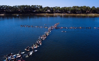 Participantes do Encontro Internacional de Surfistas Cristãos na França formaram uma cruz sobre a água. (Foto: Christian Surfers)