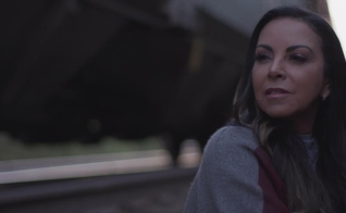 O clipe tem participação da atriz mirim Maria Eduarda Silva (Carinha de Anjo). (Foto: Reprodução).