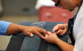 Hábitos para manter suas unhas fortes e saudáveis. (Foto: Robert Donald/Barcroft Images/Barcroft Media/Getty Images)