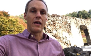 David Platt orou em frente a uma igreja demolida na Coreia do Norte. (Imagem: Vimeo)