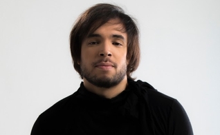 A música traz a participação da cantora Simone Brown. (Foto: Divulgação).