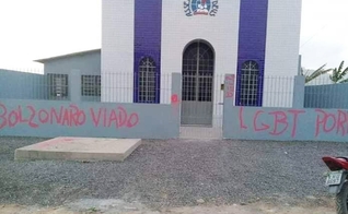 A Assembleia de Deus em Bonança (PE) foi vandalizado com pichações. (Foto: Reprodução/Facebook)
