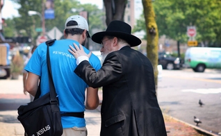 Judeus em todos os lugares estão compartilhando sua fé em Jesus, segundo autor. (Foto: Jews for Jesus)