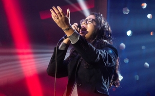 O single, composto e interpretado por Gislaine Rodrigues, reflete parte da vida e dos valores da igreja. (Foto: Divulgação).