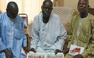 Os pais ainda esperando o retorno de meninas que foram sequestradas na escola de Chibok. (Foto: Portas Abertas).