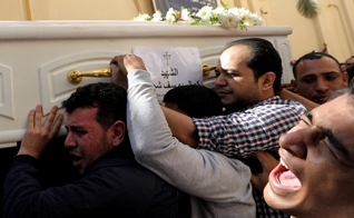 Homens carregam um caixão durante o funeral de cristãos coptas que foram mortos em ataque no Egito. (Foto: Reuters)