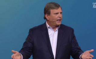 O pastor Jimmy Evans aponta várias passagens bíblicas que mostram o diabo tentando atacar a mente. (Foto: Reprodução)
