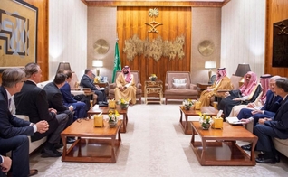 Reunião entre a delegação evangélica dos EUA e o Príncipe Mohammed bin Salman, na Arábia Saudita. (Foto: Bandar Algaloud/Saudi Royal Court/Handout via Reuters)