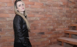 O single “Casa na Rocha” é a primeira canção do projeto Oferta de Louvor. (Foto: Divulgação).