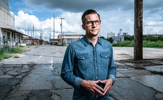 Heath Adamson teve uma forte experiência com Deus após ser evangelizado por um amigo. (Foto: Christianity Today)