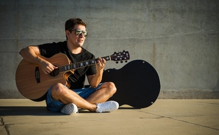 Emerson Orofino é ex-vocalista da Banda IdeALL. (Foto: Divulgação).