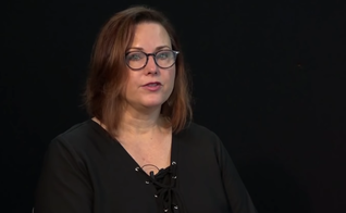 Carolyn passou a fazer parte do movimento feminista na faculdade, mas entendeu a verdadeira identidade da mulher na Bíblia. (Foto: Reprodução).