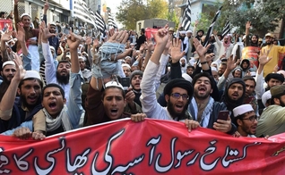 Radicais islâmicos têm exigido o enforcamento da cristã Asia Bibi, mesmo após o tribunal tê-la absolvido da pena de morte. (Foto: Sky News)