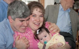 Stephanie perdeu o marido durante uma viagem missionária em Camarões, na África. (Foto: Reprodução)