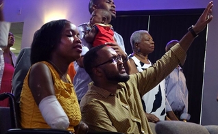 Kayleigh, que perdeu seus membros, e seu marido, Ramon, em um culto de boas-vindas para ela na igreja. (Foto: Joe Cavaretta/Sun Sentinel)