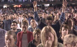 Milhares de cristãos se reuniram no final do evangelismo em um estádio para orar a Deus, na Austrália. (Foto: Reprodução).