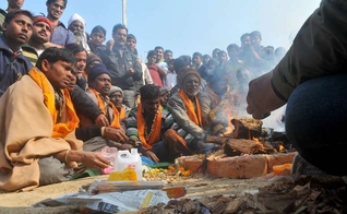 A cerimônia conhecida como "Ghar Wapsi" marca a volta de pessoas que haviam deixado o hinduísmo à sua fé antiga. Porém há relatos de que cristãos têm sido forçados a se submeterem a estes rituais. (Foto: Indian Express)