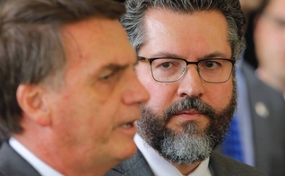 O presidente eleito, Jair Bolsonaro, ao lado do futuro ministro das Relações Exteriores, Nelson Ernesto Araújo. (Foto: AFP/Sergio Lima)